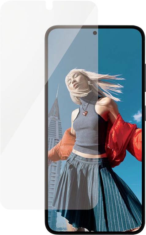 Smartphone zeigt ein Modenfoto einer Frau in roter Jacke, die draußen posiert, mit einem Wolkenkratzer der Stadt und blauem Himmel im Hintergrund.