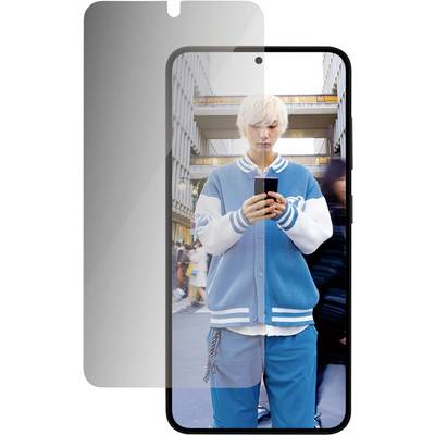 Ein junger Mensch in einer blauen Varsity-Jacke schaut auf ein Smartphone, das in einem großen Telefon-Bildschirm-Mockup angezeigt wird.