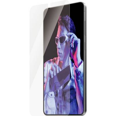Smartphone-Bildschirm zeigt einen Mann mit Sonnenbrille und Jacke, beleuchtet in Rosa und Blau, mit einer transparenten Schutzglasfolie, die teilweise über dem Display angehoben ist.