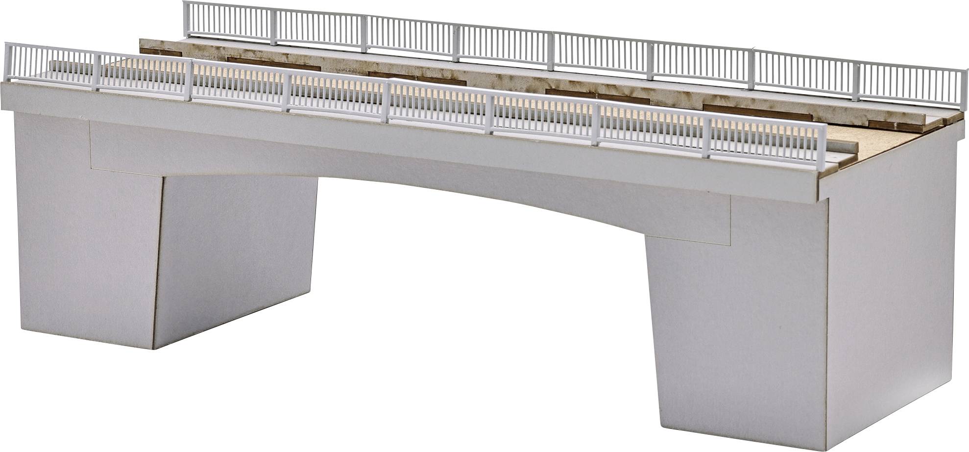 Betonbrückenmodell mit zwei Stützpfeilern und Geländern oben, isoliert auf weißem Hintergrund dargestellt.