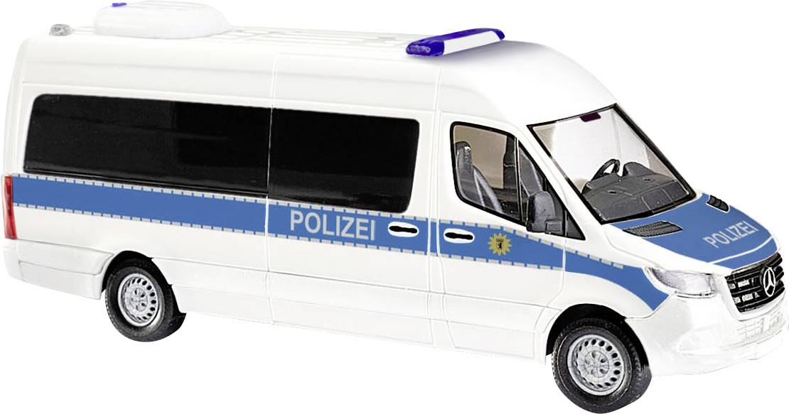 Weißer deutscher Polizeiwagen mit blauen „POLIZEI"-Markierungen und Dachleuchtenleiste, in Seitenansicht vor neutralem Hintergrund dargestellt.