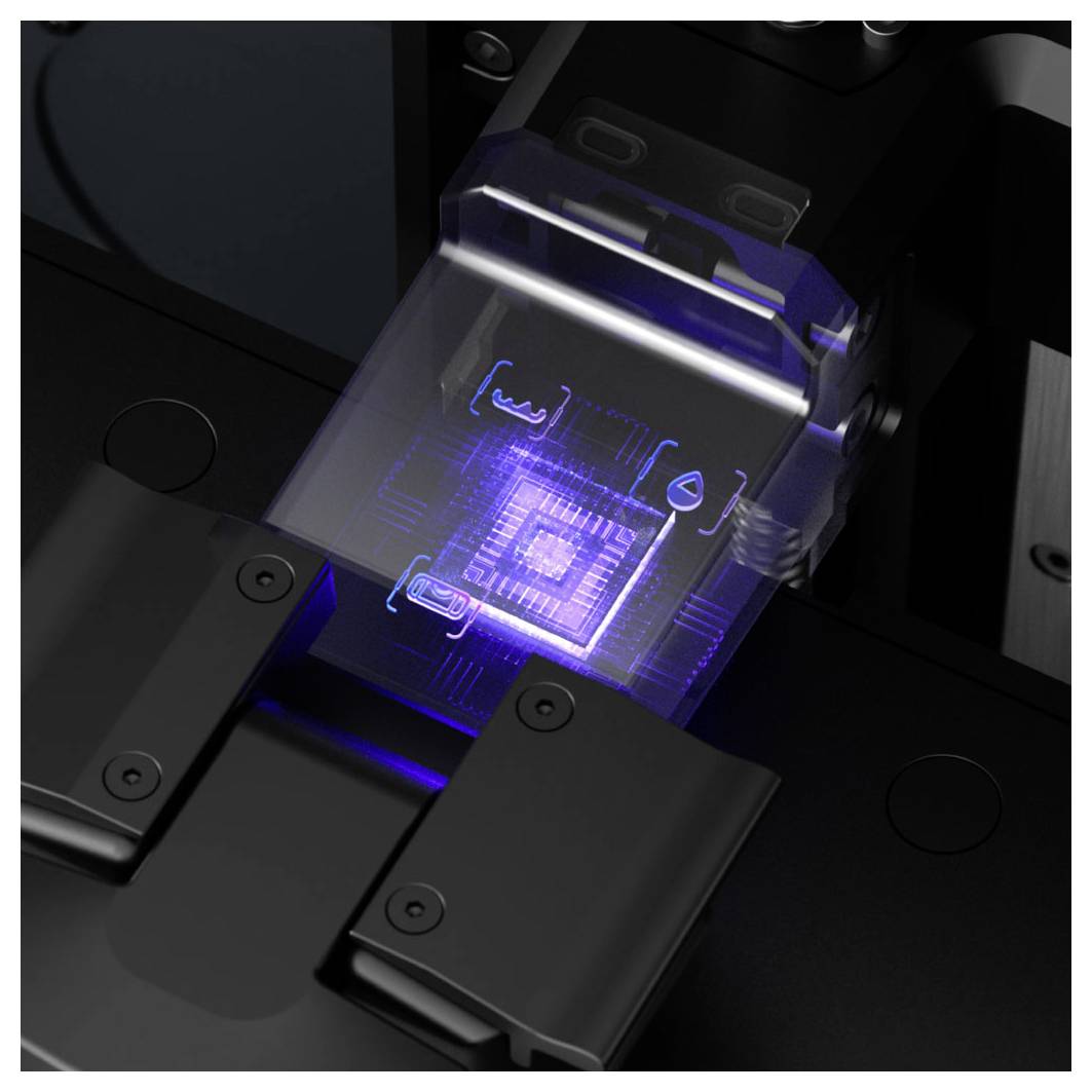 Nahaufnahme eines leuchtenden blauen Mikrochips oder Sensors, der in einem dunklen elektronischen Gerät montiert ist und fortgeschrittene Technologie oder Scanning andeutet.