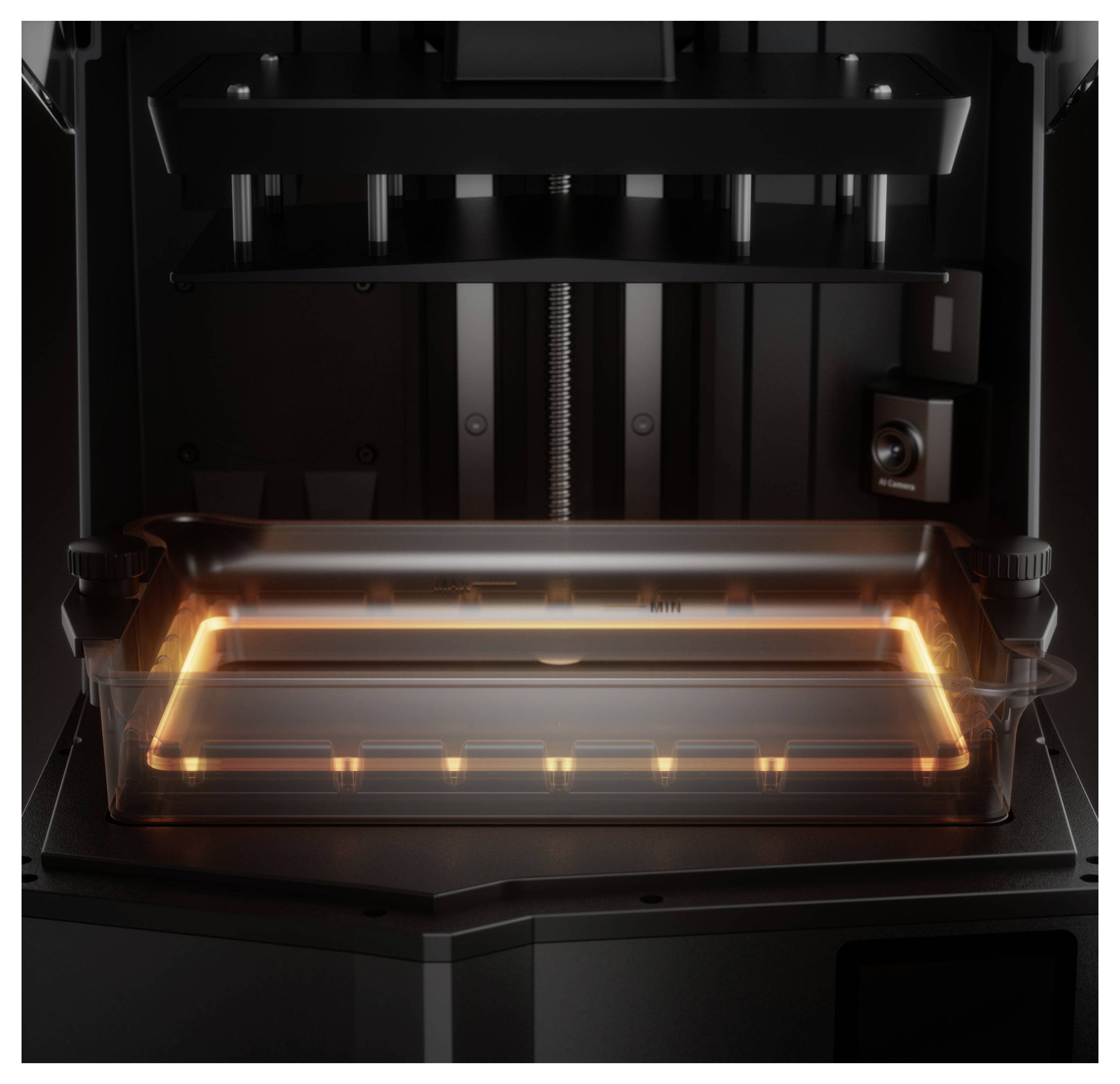 Ein 3D-Drucker, der aktiv eine leuchtend orangefarbene Schicht auf der Bauplattform innerhalb einer dunkel verschlossenen Maschine druckt.