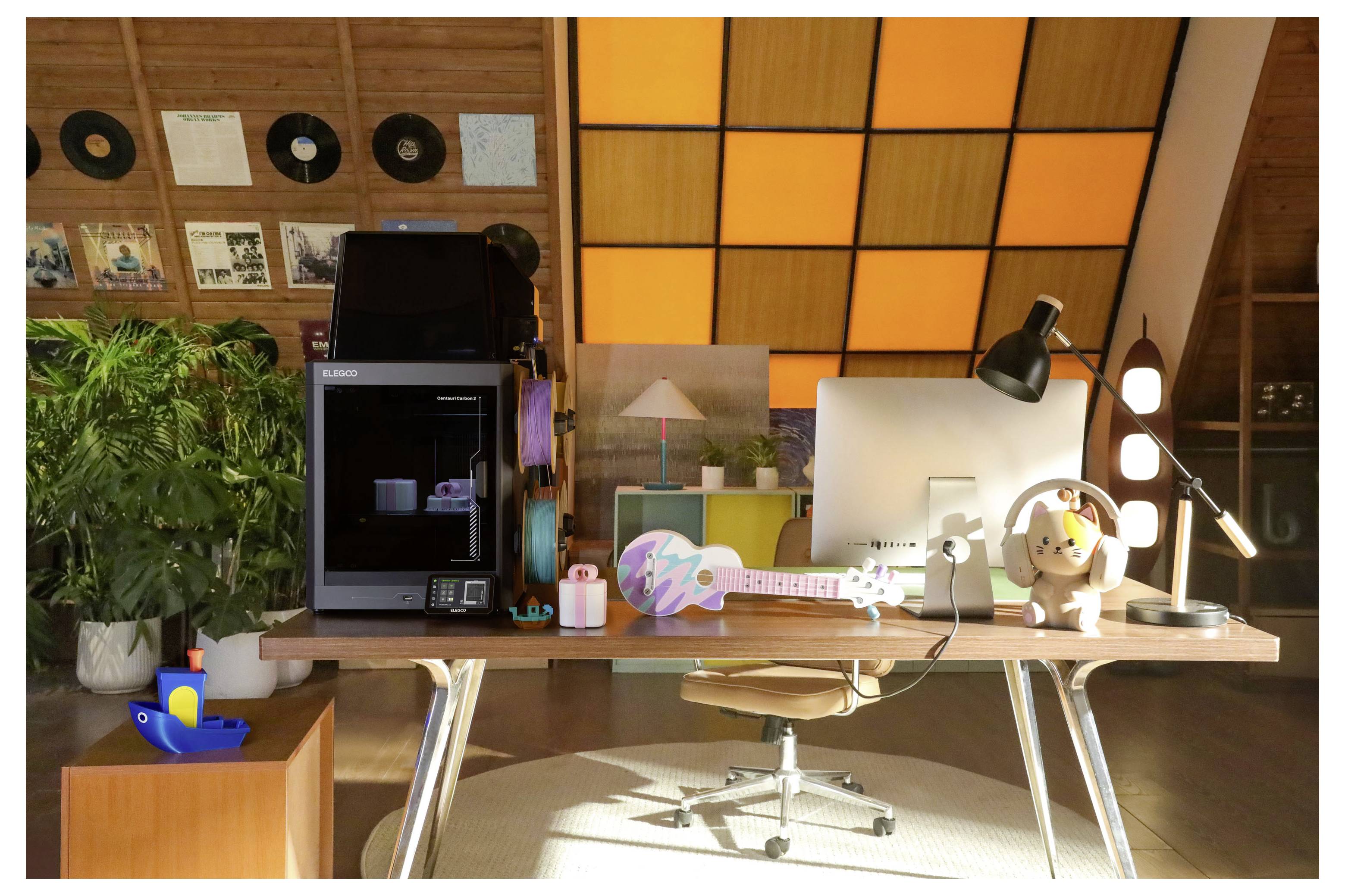 Ein gemütliches Heimarbeitszimmer mit einem 3D-Drucker, Computer, Lampe, Stuhl und kleinen Dekorationsobjekten im warmen Sonnenlicht.
