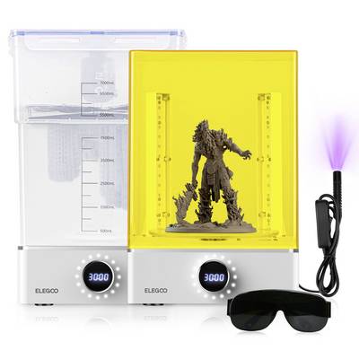 Zwei ELEGOO Harz-3D-Drucker mit einer gedruckten Figur in einer gelb beleuchteten Kammer, plus UV-Aushärtungslicht und Schutzbrille.