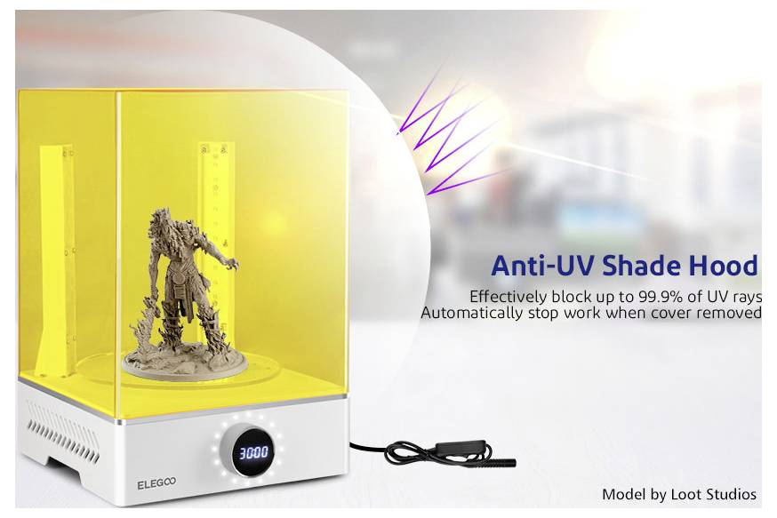 3D-Drucker mit gelbem UV-Schutzschirm, der ein bedrucktes Modell abdeckt; der Text besagt, dass er bis zu 99,9 % der UV-Strahlen blockiert und die Arbeit stoppt, wenn die Abdeckung entfernt wird.