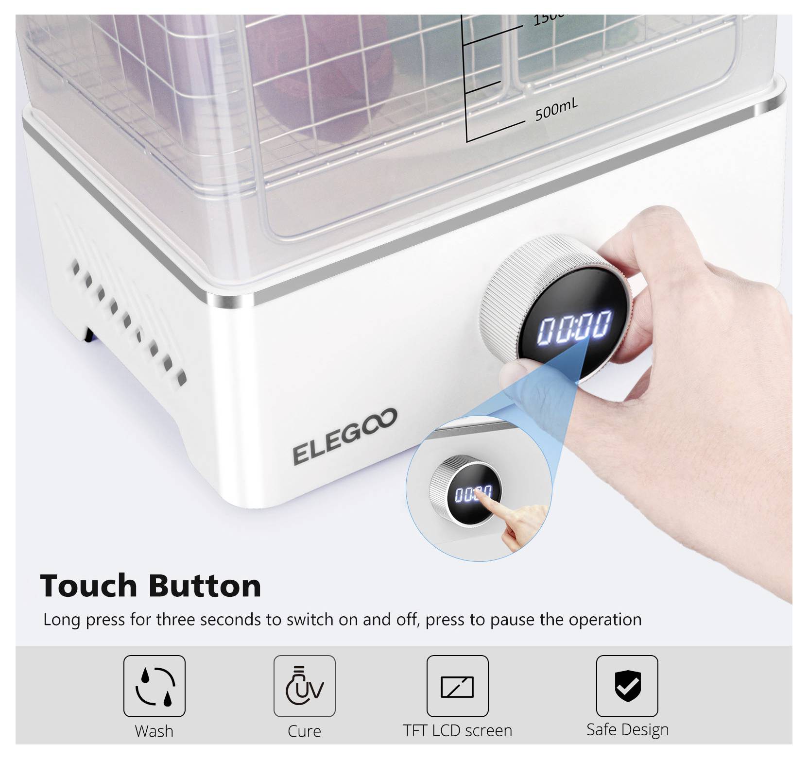 Hand drückt einen runden Touchbutton auf einer ELEGOO Wasch-/Härtungsmaschine mit digitaler Anzeige; der Text besagt "Touch Button" und "Drei Sekunden lang drücken zum Ein- und Ausschalten, drücken zum Pausieren des Betriebs".