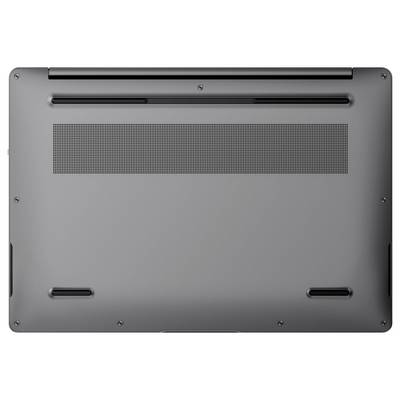 Unteransicht eines geschlossenen silbernen Laptops mit Lüftungsgittern, Gummifüßen und Schrauben auf der Unterseite.