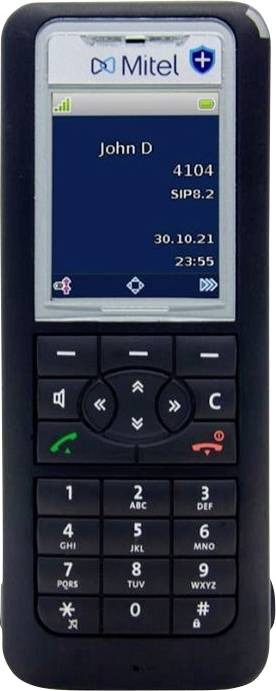 Ein Mitel-Tischtelefon zeigt einen Leerlaufbildschirm für John D mit Durchwahl 4104, SIP 2.0, Datum 30.10.21 und Uhrzeit 23:55.