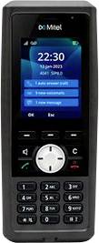 Ein schwarzes Mitel-Mobiltelefon mit blauem Sperrbildschirm, das die Uhrzeit 22:30, Datumtext, Softkey-Beschriftungen, Navigationstastatur und physische Zahlentastatur anzeigt.