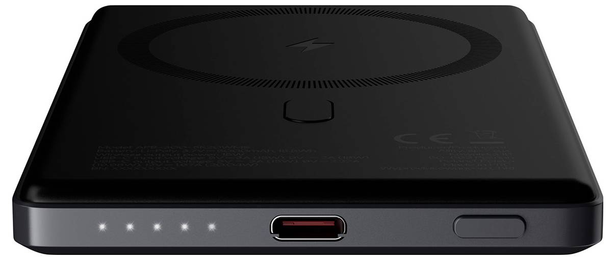 Tragbares schwarzes rechteckiges Gerät, frontal dargestellt, mit USB-C-Anschluss und vier kleinen Status-LEDs an der Vorderkante.