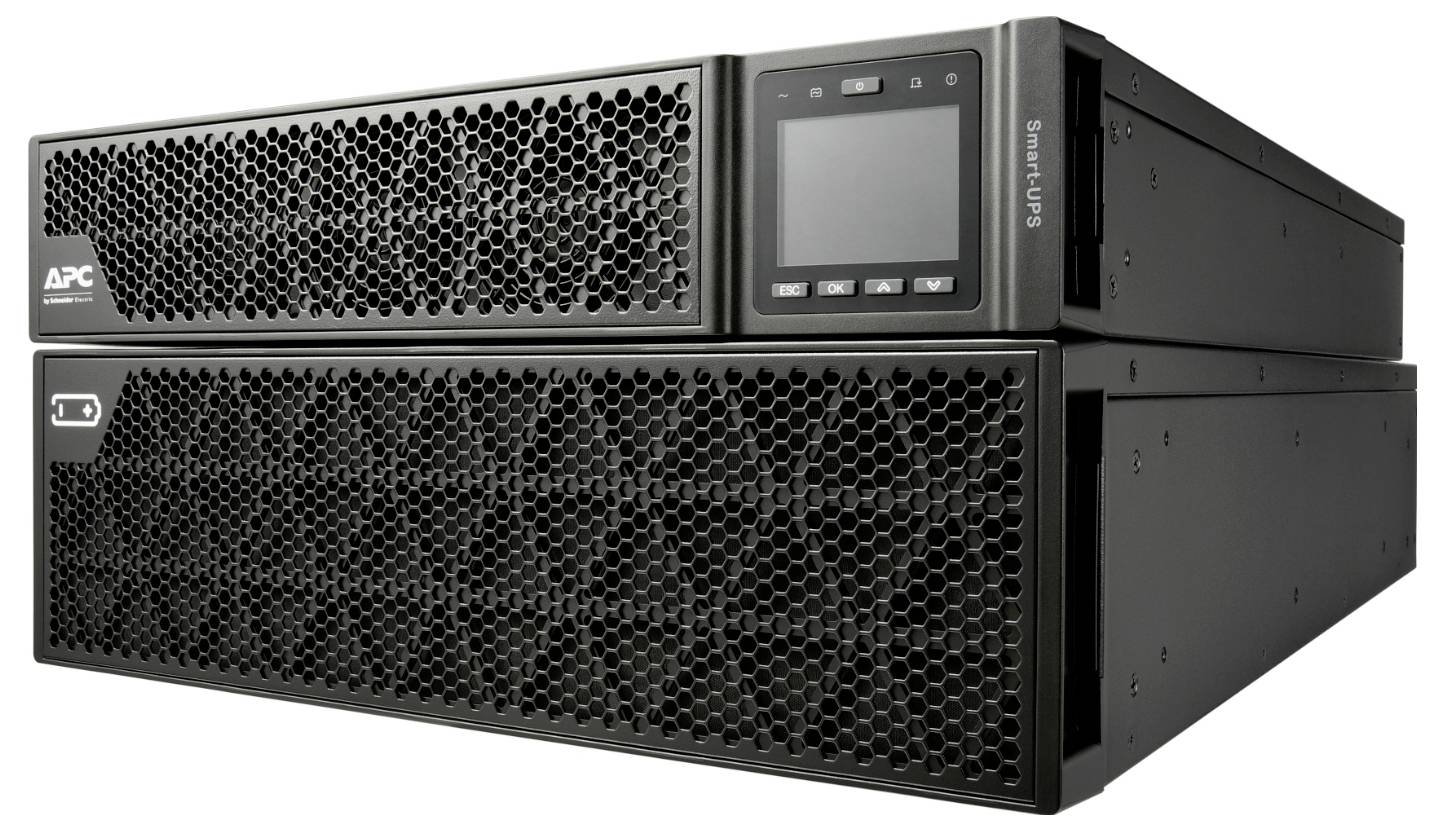 Zwei schwarze APC Smart-UPS Batterie-Backup-Geräte, übereinander gestapelt, Vorderansicht mit belüfteten Gittern und einem kleinen Kontroll-Display.
