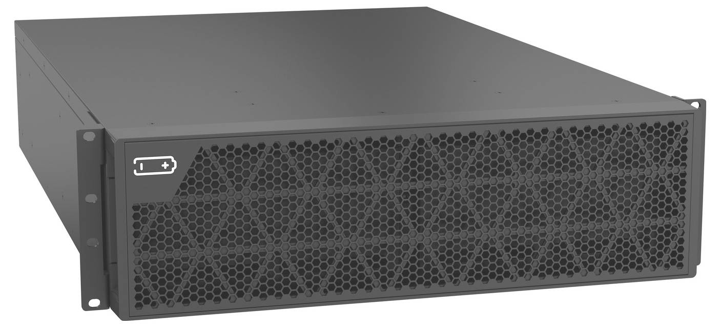 Schwarze Rack-Mount-Batteriebackup-Einheit mit Frontlüftungsgitter und Batteriesymbol, perspektivisch auf weißem Hintergrund dargestellt.