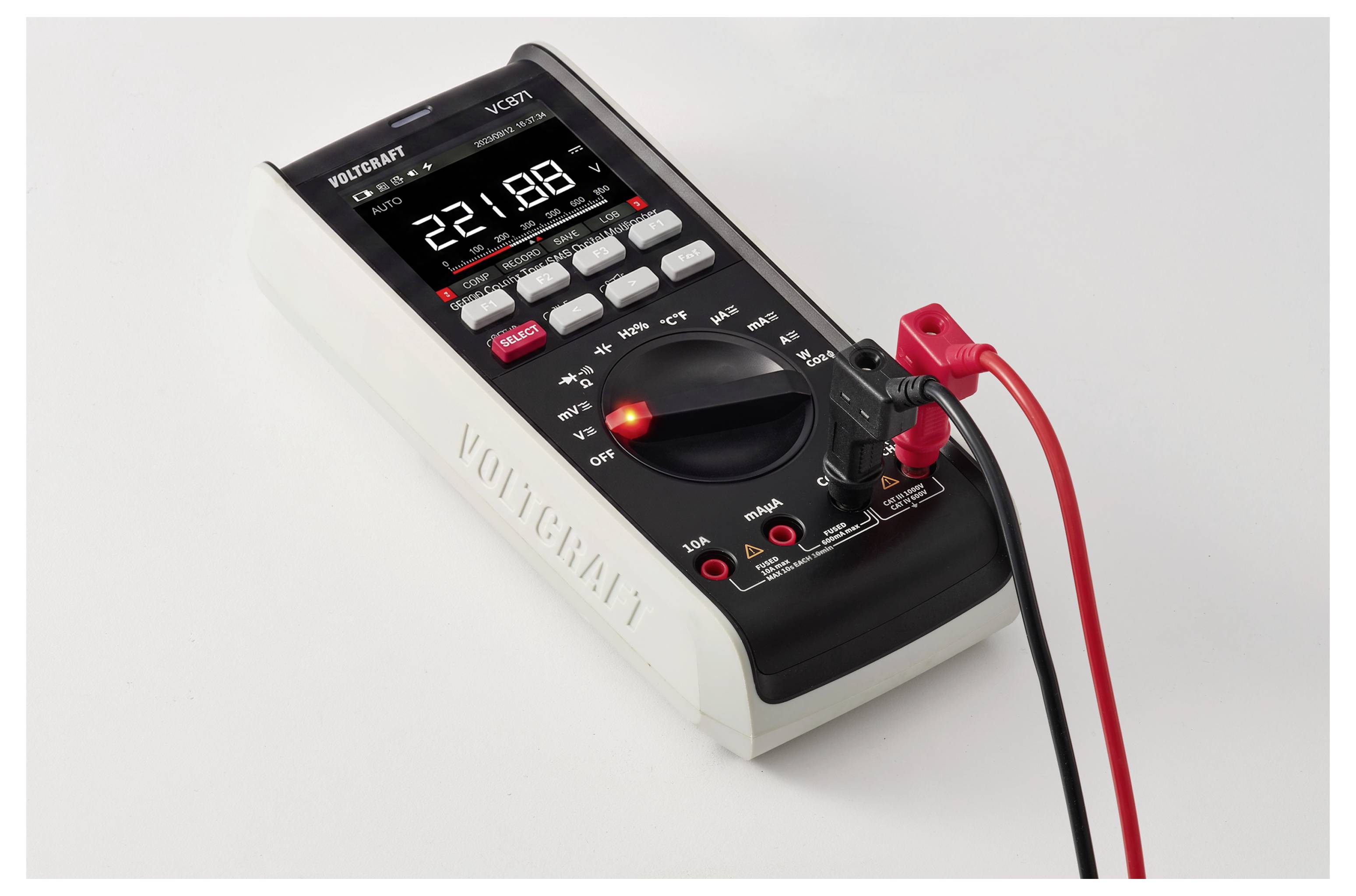 Digitales Multimeter mit einer Anzeige von 221,8, mit roten und schwarzen Messleitungen angebracht und einer beleuchteten Drehschalterfläche auf weißem Hintergrund.