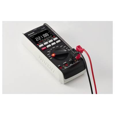 Digitales Multimeter auf weißer Oberfläche mit einer Anzeige von 221,8, mit angeschlossenen roten und schwarzen Messleitungen und das Drehwahlschalter auf einen Messmodus eingestellt.