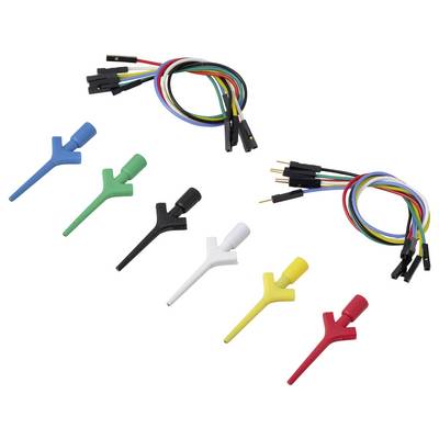 Verschiedenfarbige, farbcodierte elektrische Verbindungskabel mit Krokodilklemmadaptern und passenden Klemmhaltern auf weißem Hintergrund.
