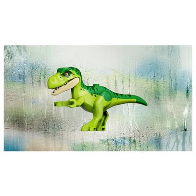 Grünes Cartoon-Dinosaurier-Spielzeug, das auf einem gefrosteten, strukturierten blauweißen Hintergrund steht, nach links gewandt mit offenenem Maul.