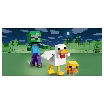 Drei LEGO-ähnliche Blockfiguren – ein grünes Zombie, ein weißes Huhn und ein kleines orangefarbenes Küken – stehen nachts zusammen auf einer grünen Landschaft.