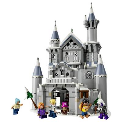LEGO-artiges Schloss mit mehreren Türmen und einem gewölbten Eingang, umgeben von sechs Fantasy-Minifiguren, die davor posieren.