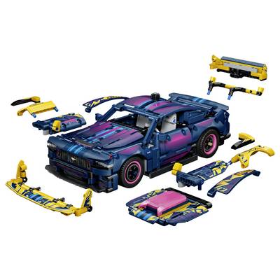 Lego-ähnliches blau-rosa Sportwagenmodell, das mit mehreren abgelösten Karosserieteilen und Komponenten, die darum herum angeordnet sind, auf weißem Hintergrund gezeigt wird.