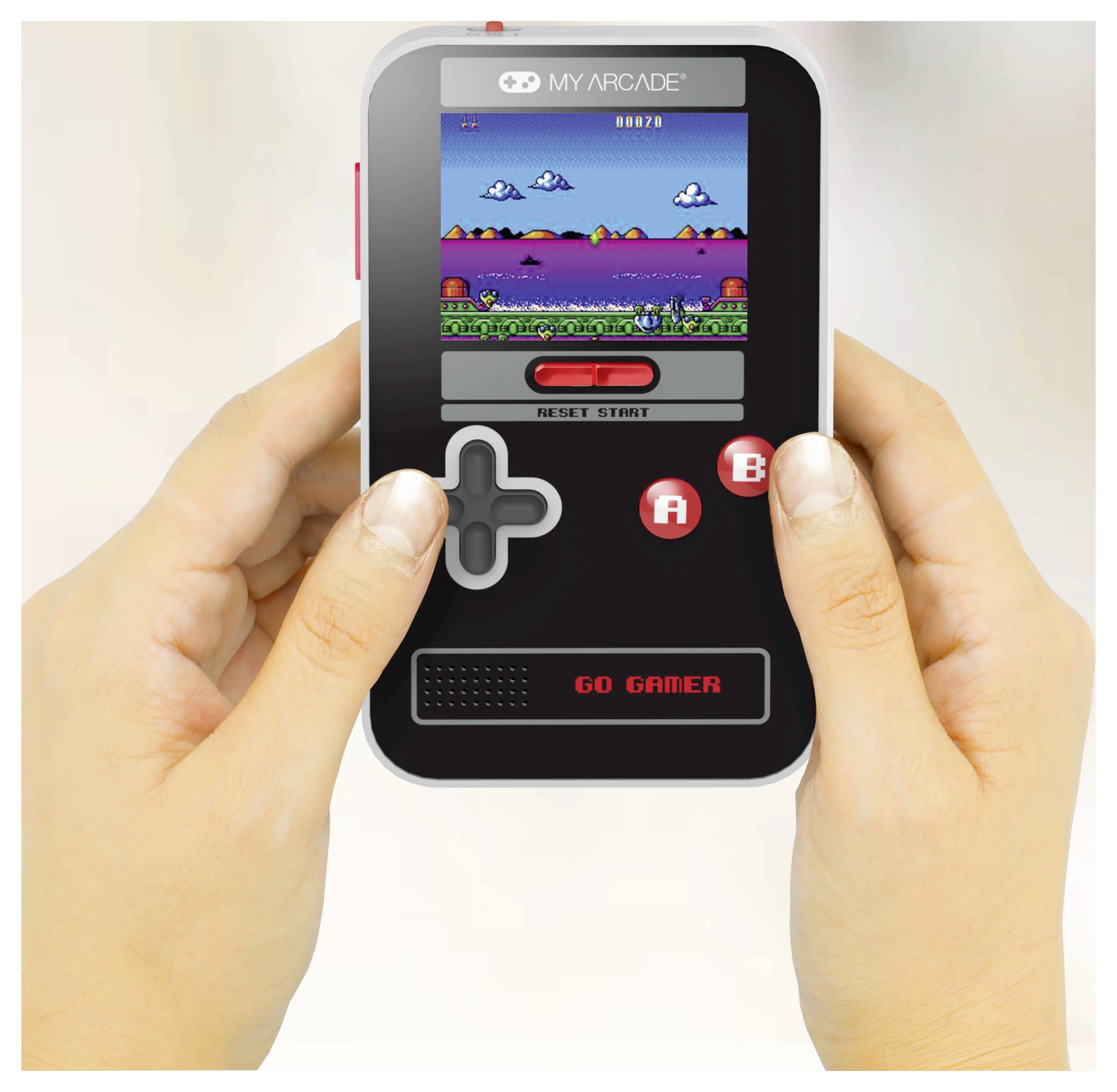 Hände, die eine Retro-Spielkonsole "MY ARCADE" halten, mit einem Pixel-Art-Spiel auf dem Bildschirm, D-Pad, A/B-Tasten und dem Label "GO GAMER".
