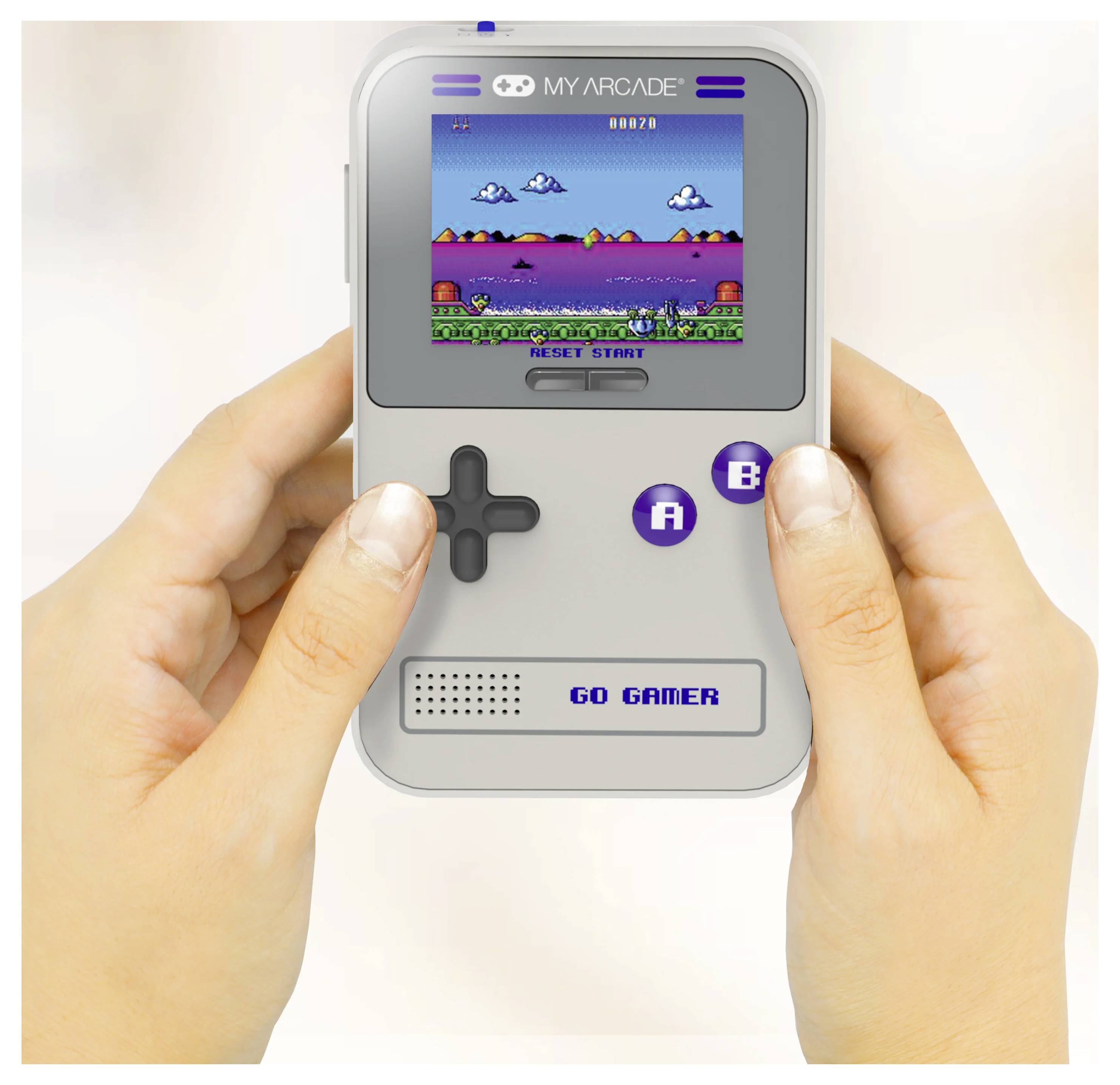 Hände, die eine kleine tragbare Retro-Spielkonsole mit der Aufschrift "MY ARCADE" und "GO GAMER" halten, mit einem pixelierten Actionspiel auf dem Bildschirm.