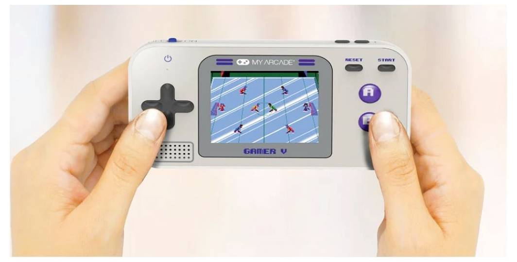 Hände halten eine graue „My Arcade" tragbare Spielkonsole, auf deren Bildschirm ein Skifahrtspiel im Olympia-Stil angezeigt wird.