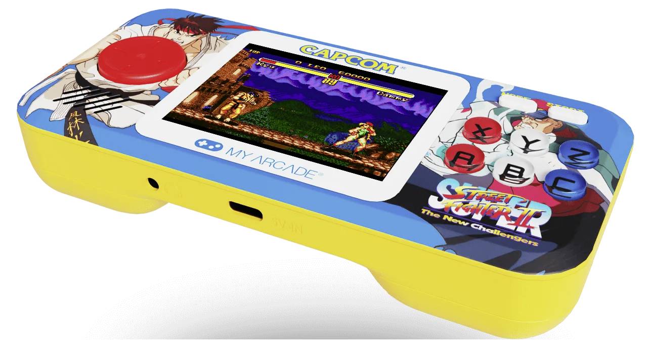 Eine farbenfrohe tragbare Arcade-Spielkonsole mit einem Bildschirm, auf dem Street-Fighter-Gameplay angezeigt wird, einem roten Joystick und mehreren Aktionstastatur.