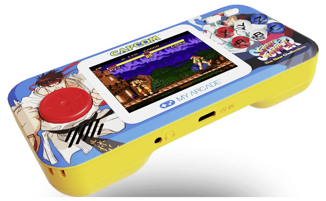 Capcom My Arcade tragbares Spielkonsolen-Handgerät mit Bildschirm, auf dem ein Retro-Kampfspiel und bunte arkadenbezogene Artwork angezeigt werden, mit sichtbarem Joystick und Tasten.