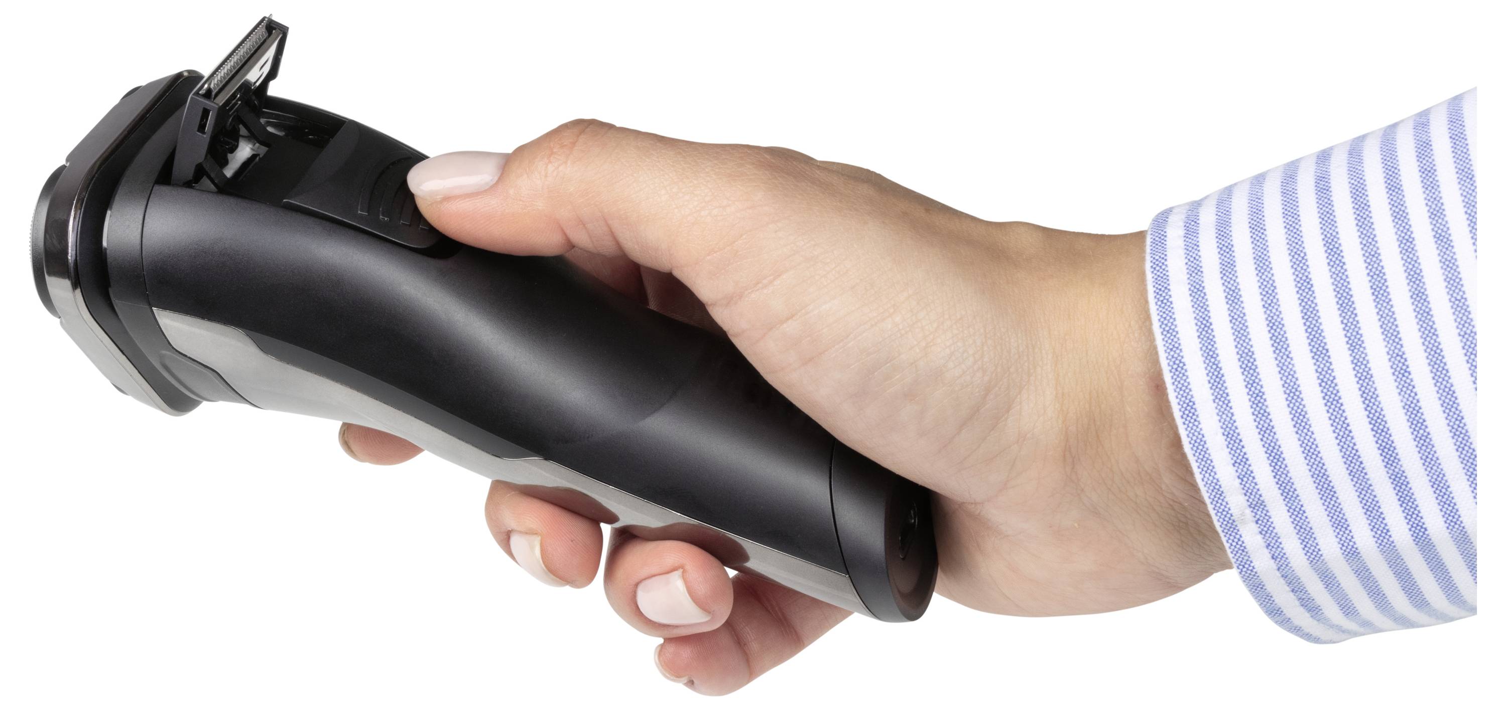 Eine Hand, die einen schwarzen elektrischen Haarschneider auf weißem Hintergrund hält.