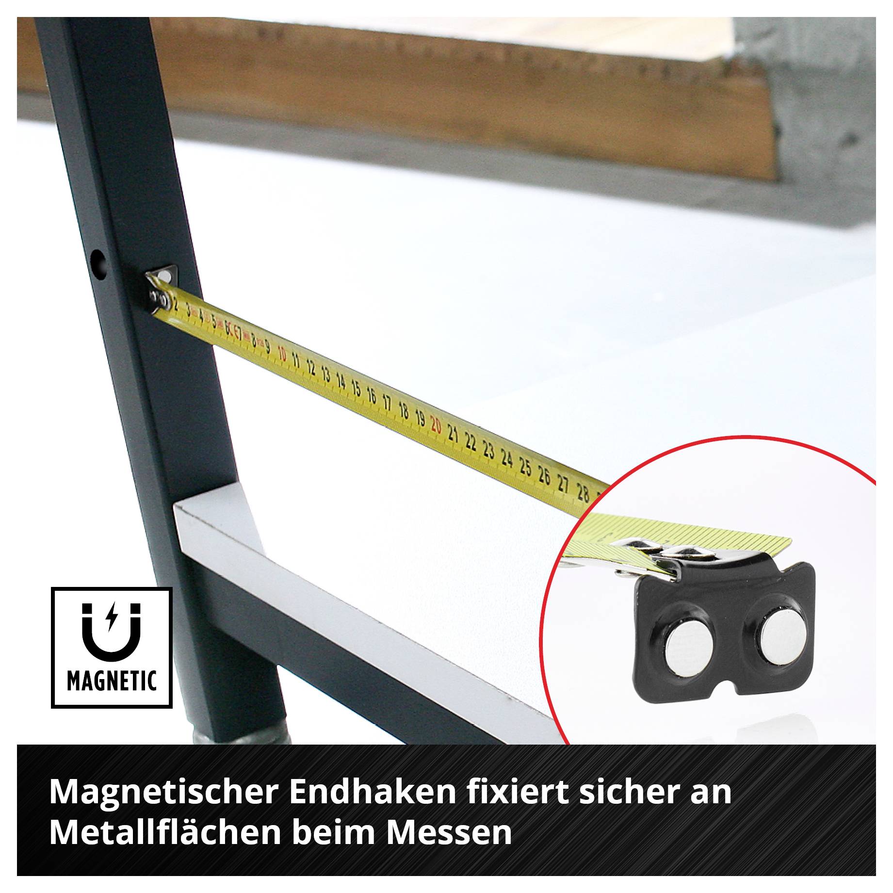 Maßband mit magnetischem Endhaken an einer Metallkante befestigt; misst sicher an Metallflächen.