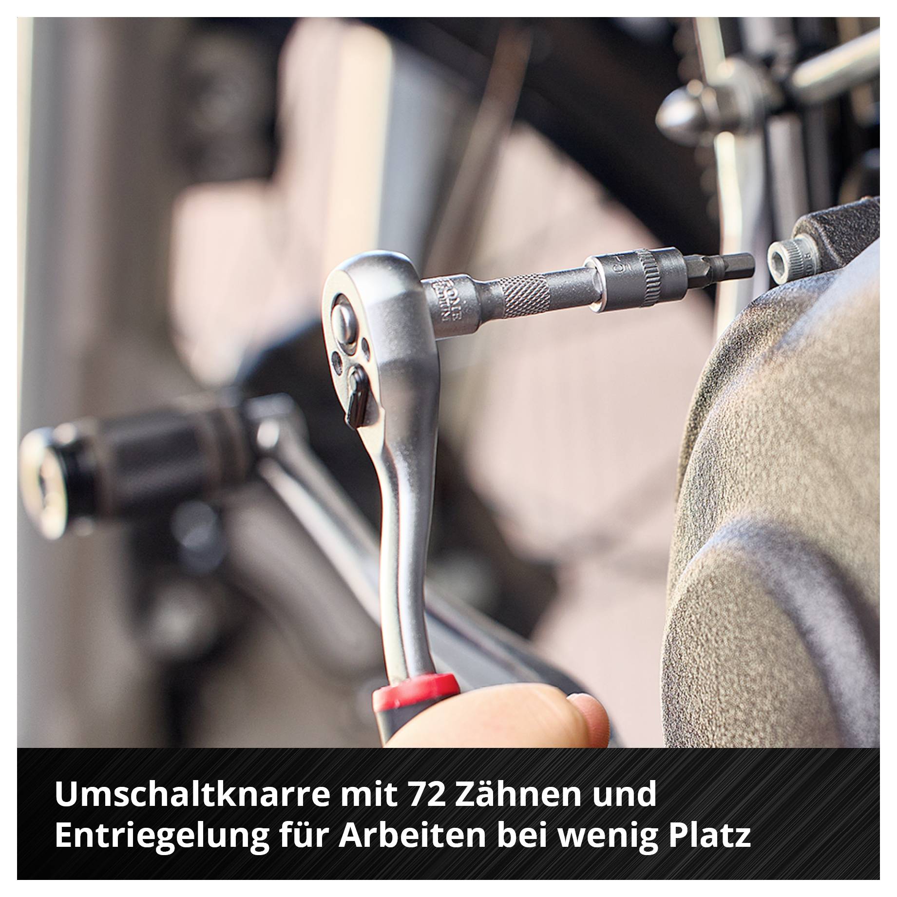 Nahaufnahme einer Umschaltknarre mit Stecknuss an einer schwer zugänglichen Schraube; Text: 'Umschaltknarre mit 72 Zähnen und Entriegelung für Arbeiten bei wenig Platz'