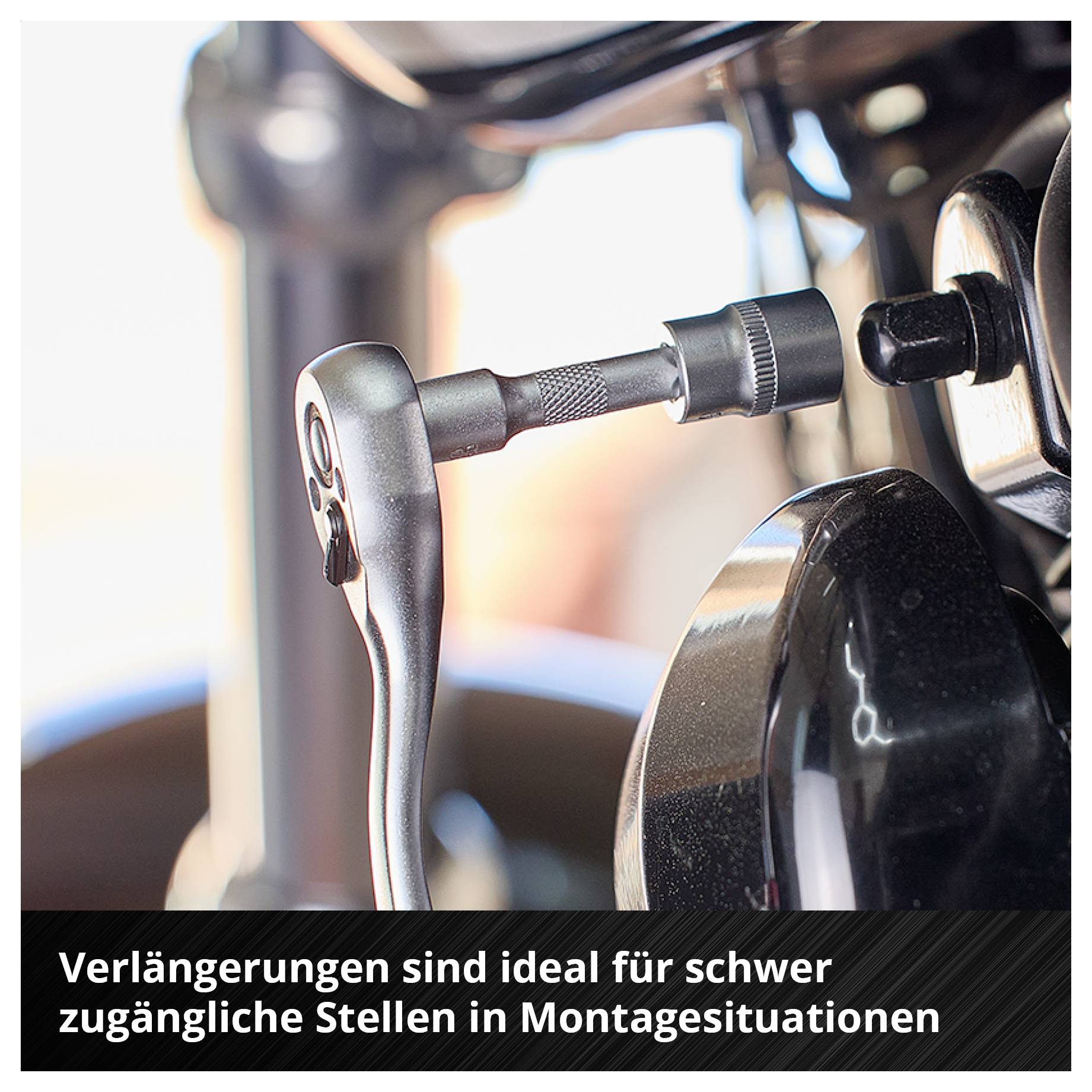 Nahaufnahme eines Steckschlüssel-Verlängerungswerkzeugs an einer Schraube; Text: 'Verlängerungen sind ideal für schwer zugängliche Stellen in Montagesituationen'.