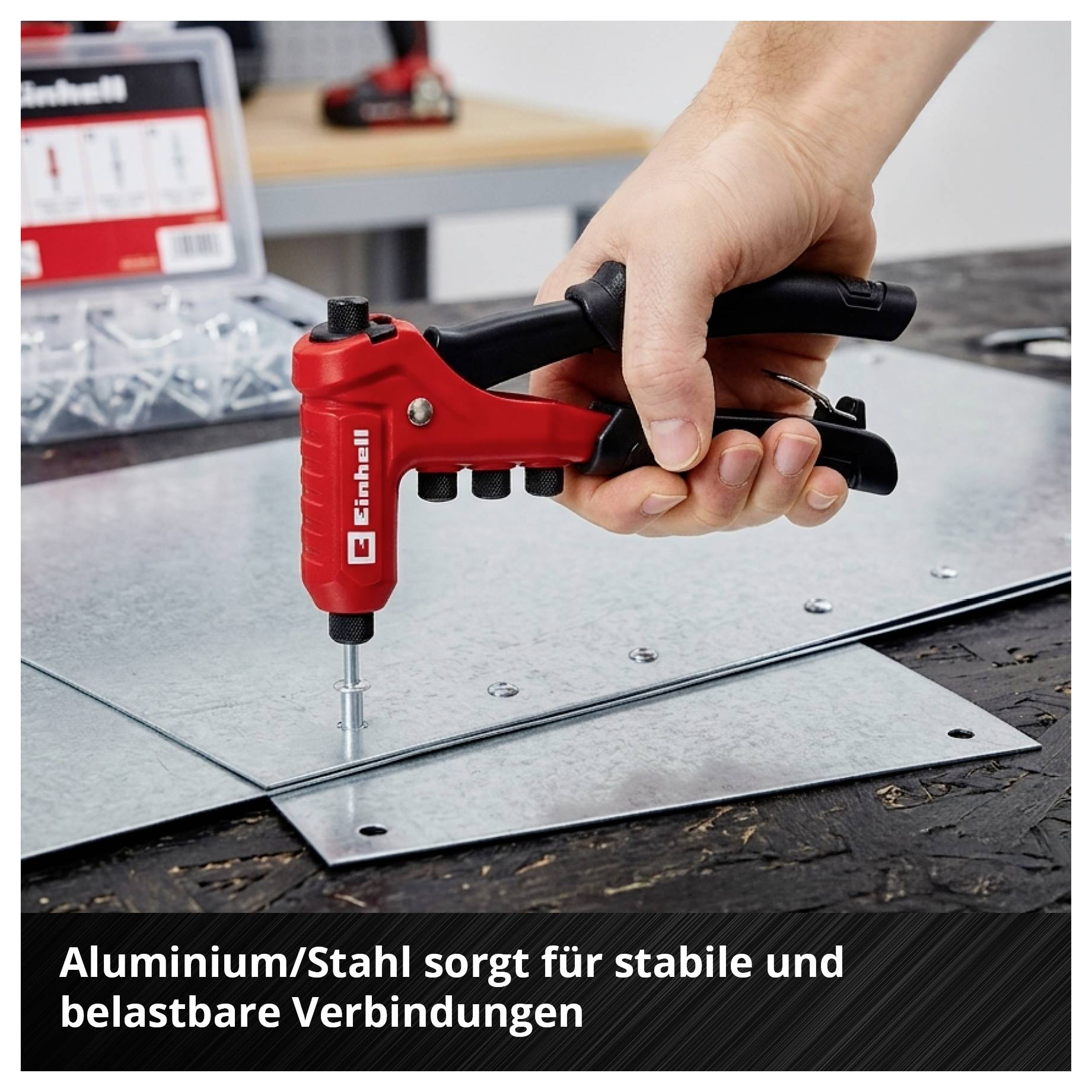 Hand hält einen roten Blindnietzange auf Metallplatten; Text: 'Aluminium/Stahl sorgt für stabile und belastbare Verbindungen'.