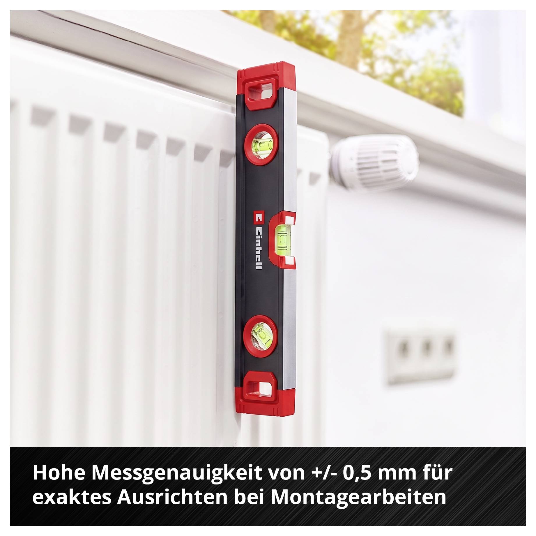 Wasserwaage an einem Heizkörper; Text: 'Hohe Messgenauigkeit von +/- 0,5 mm für exaktes Ausrichten bei Montagearbeiten'