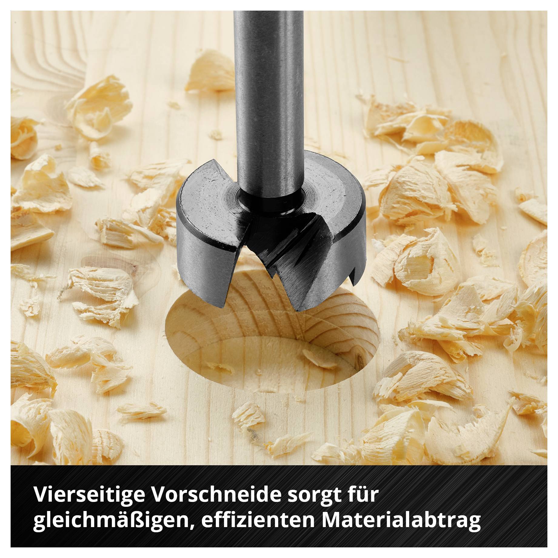 Fräsbohrer schneidet ein rundes Loch in Holz; Holzspäne liegen verstreut, mit Text: 'Vielseitige Vorschneide sorgt für gleichmäßigen, effizienten Materialabtrag'