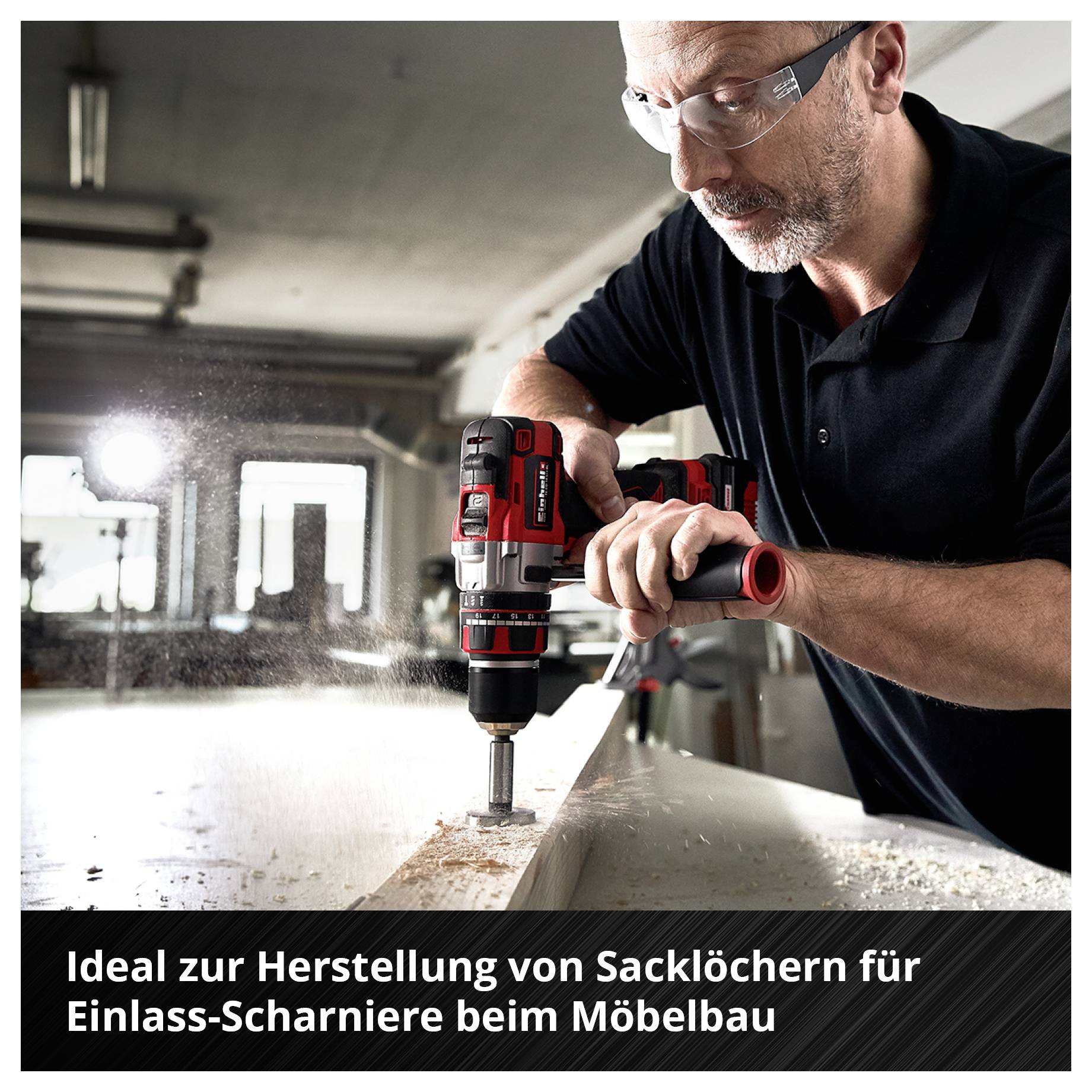 Mann bohrt mit einem Akku-Bohrer präzise ein Sackloch in eine Holzplatte; Bildtext: 'Ideal zur Herstellung von Sacklöchern für Einlass-Scharniere beim Möbelbau'.