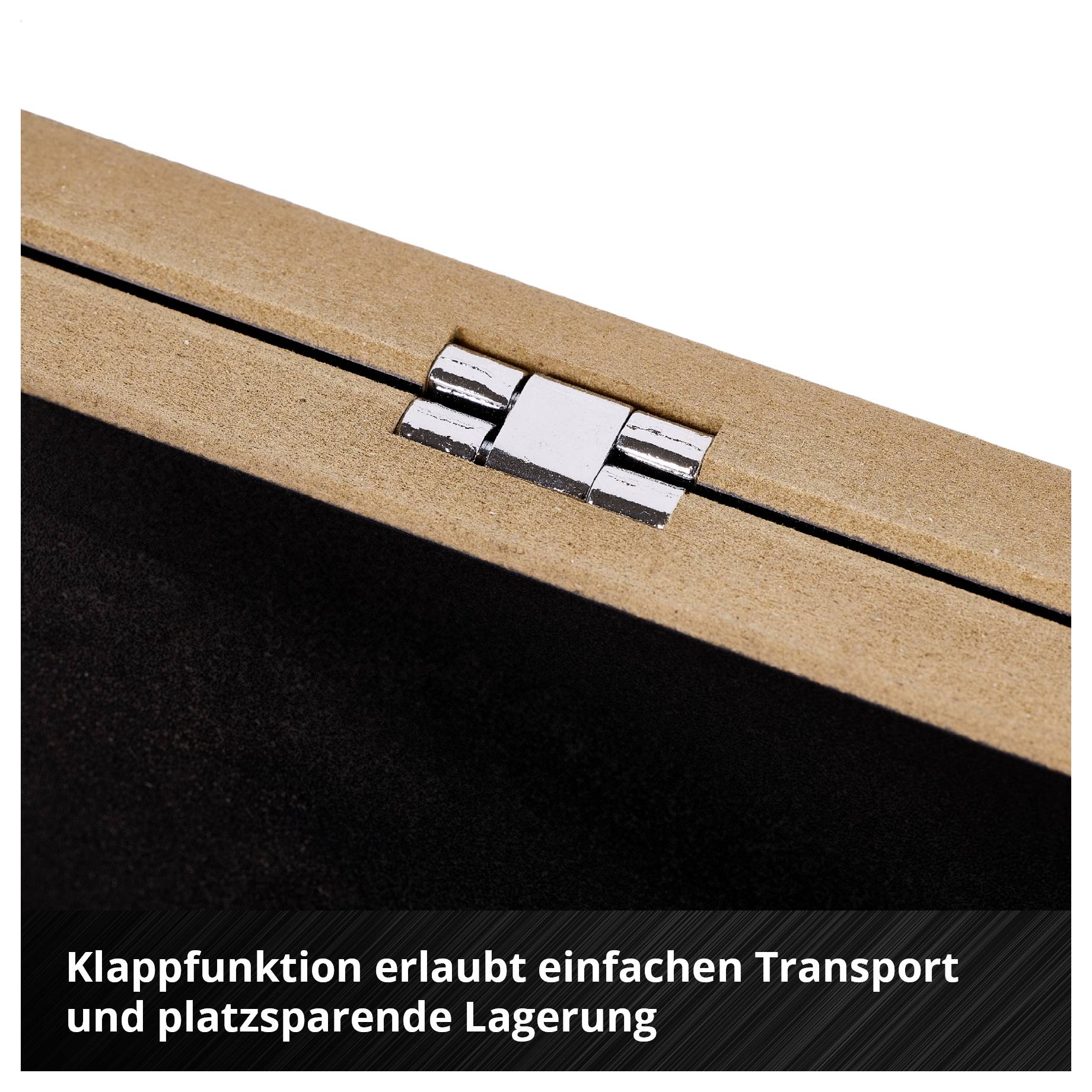 Nahaufnahme eines Scharniers an einer braunen Kartonverpackung; Text: 'Klappfunktion erlaubt einfachen Transport und platzsparende Lagerung'.
