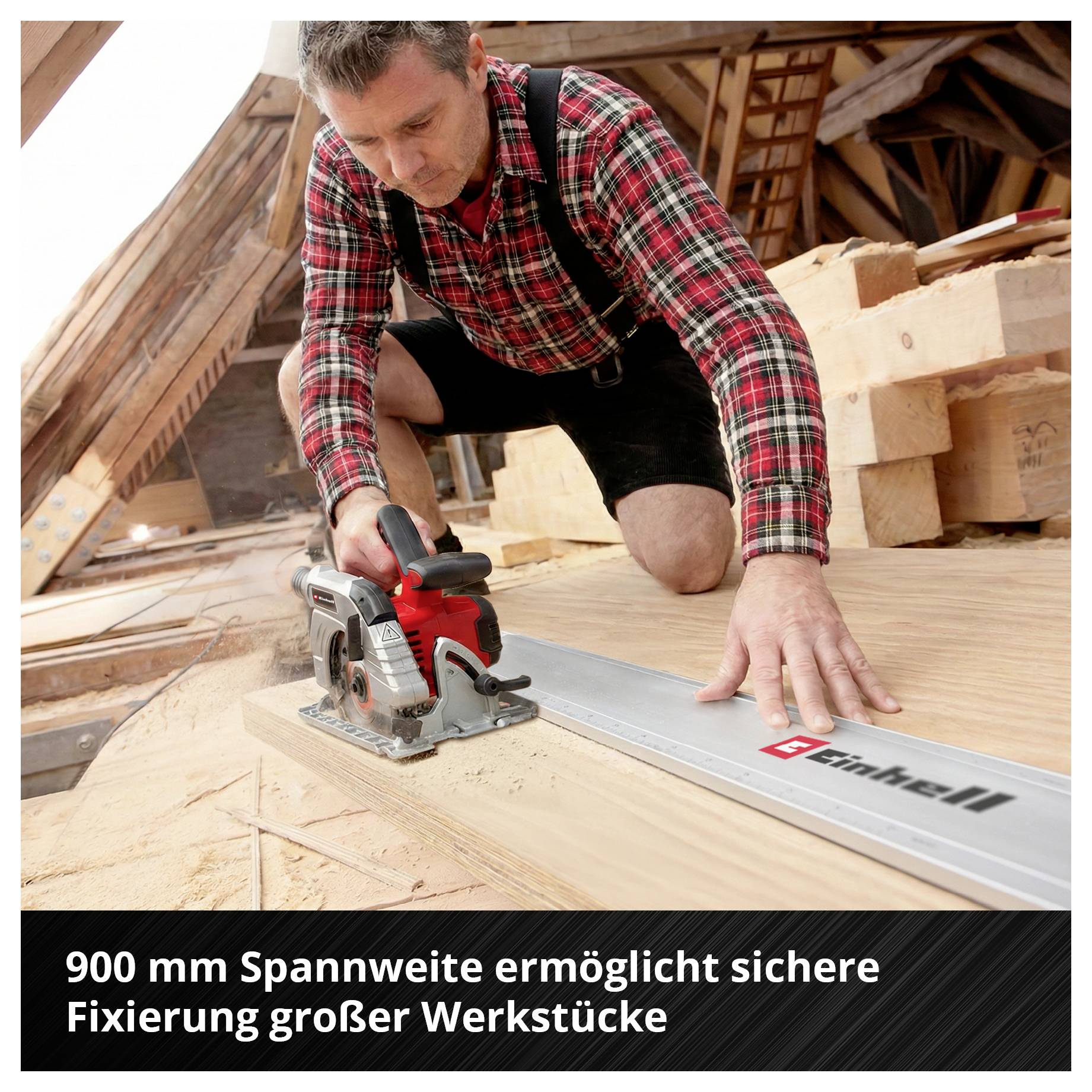 Handwerker sägt mit Kreissäge auf Holzdachboden; Text: '900 mm Spannweite ermöglicht sichere Fixierung großer Werkstücke'.