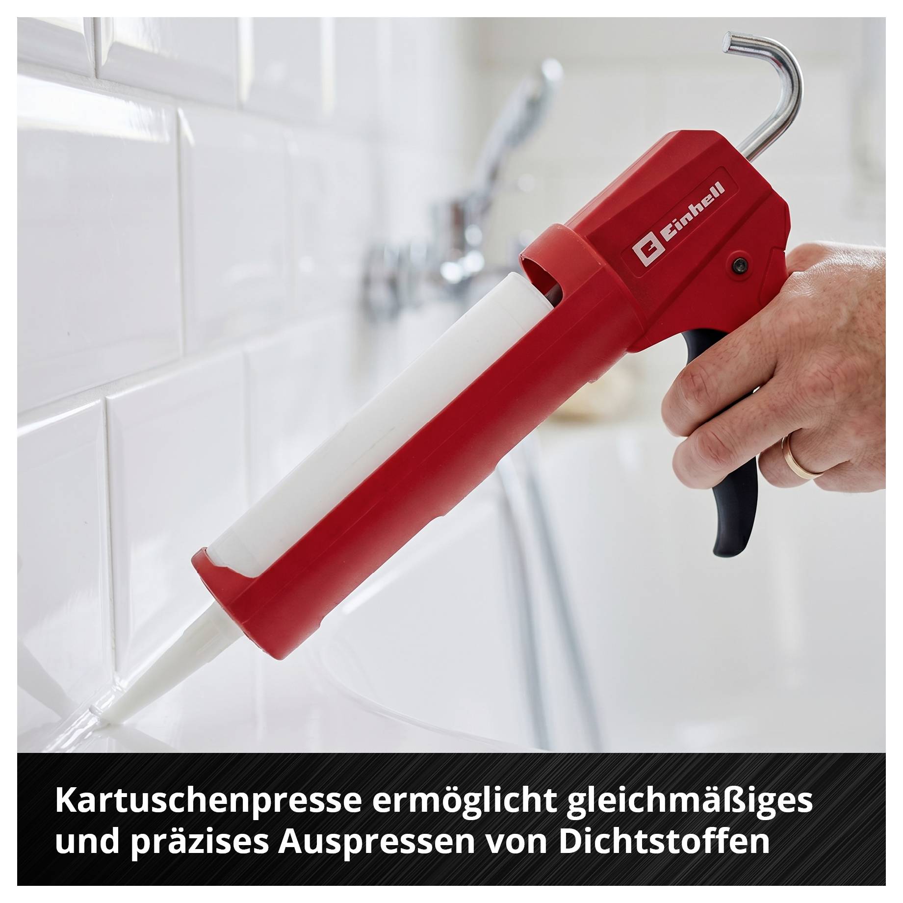 Rote Kartuschenpresse beim gleichmäßigen Auspressen von Dichtstoff; unten steht: 'Kartuschenpresse ermöglicht gleichmäßiges und präzises Auspressen von Dichtstoffen'.