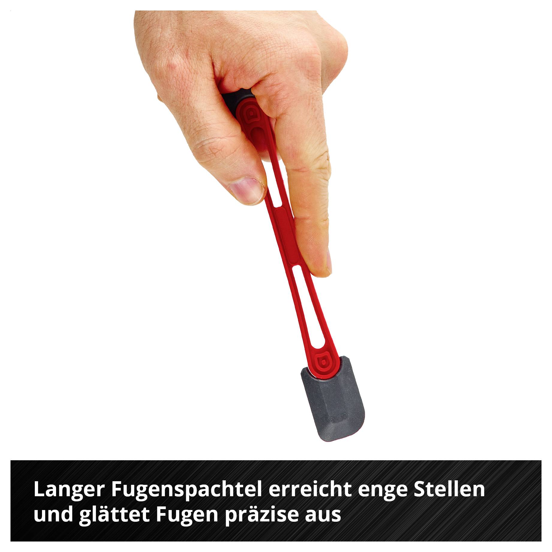 Hand hält einen langen roten Fugenspachtel, der enge Stellen erreicht und Fugen präzise glättet.
