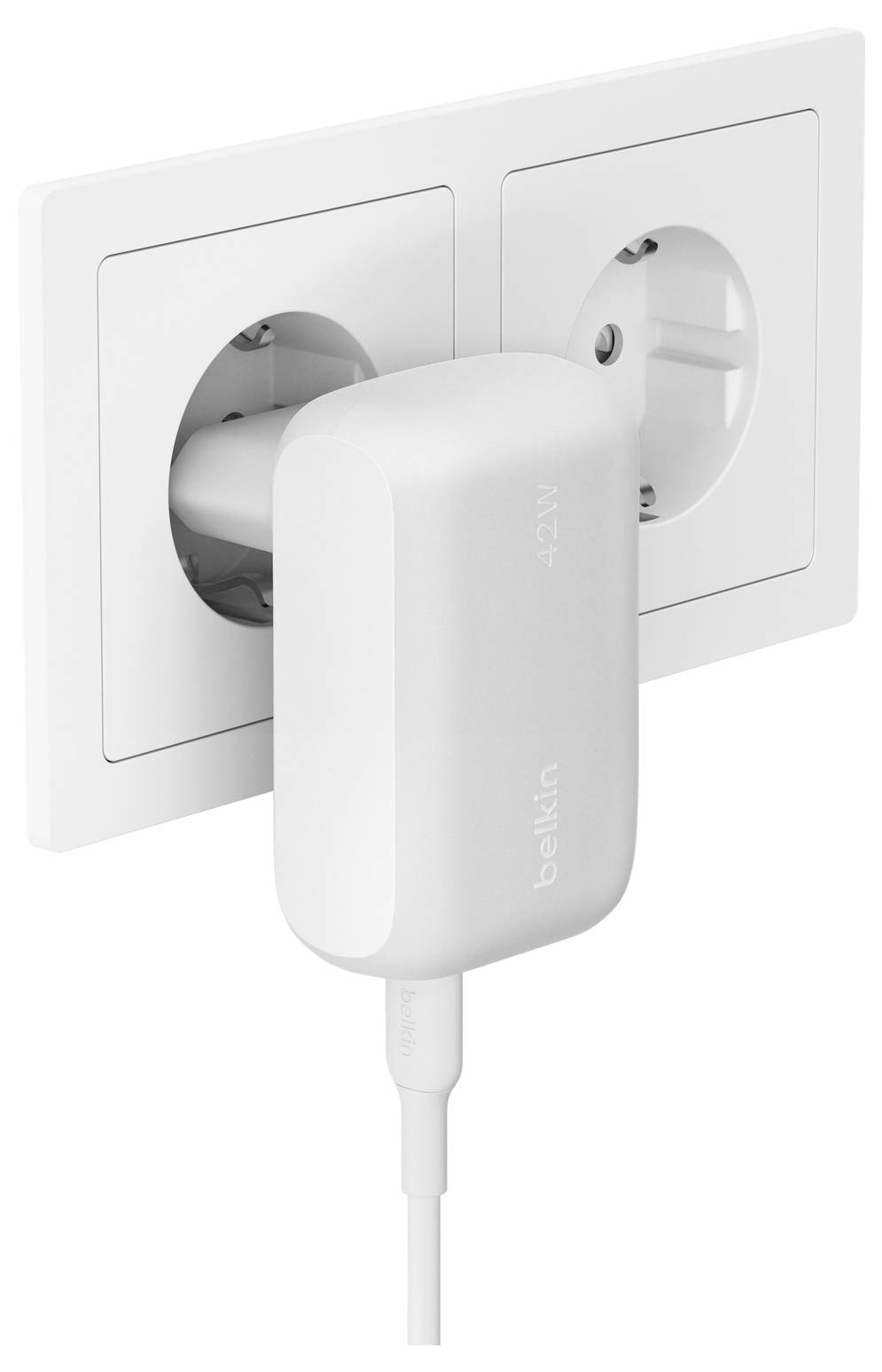 Weißes Belkin-Wandladegerät, das in eine zweipolige Steckdose eingesteckt ist, mit angeschlossenem Ladekabel.