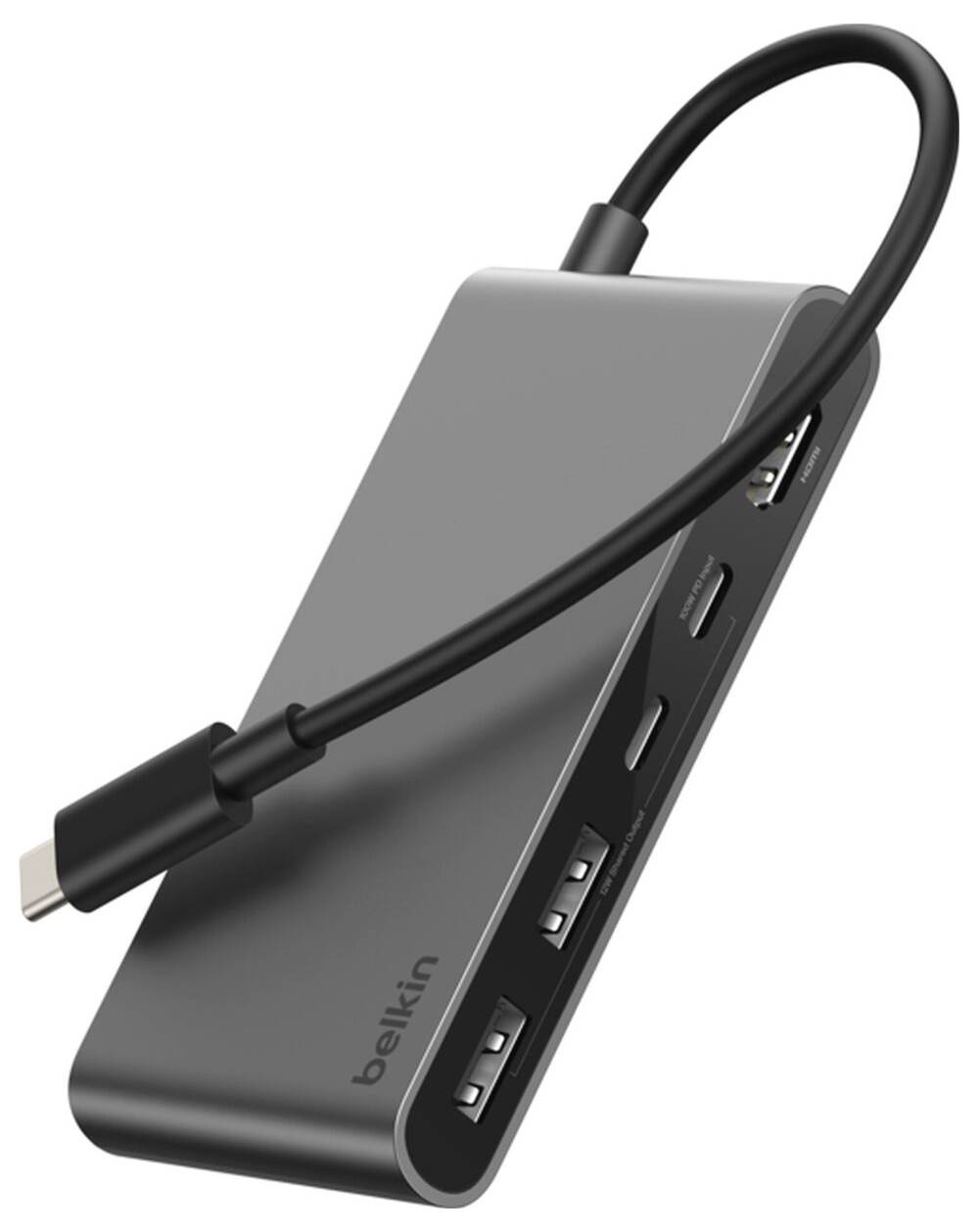 Belkin USB-C Hub-Adapter mit angeschlossenem Kabel, das mehrere Anschlüsse zum Verbinden von Geräten und zum Aufladen zeigt.