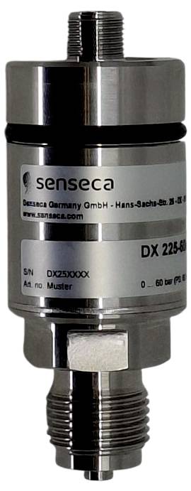Edelstahl-Drucksensor mit Gewindeverbindungen, gekennzeichnet mit "senseca" und Modell "DX 225"; metallisches zylindrisches Gerät auf weißem Hintergrund.