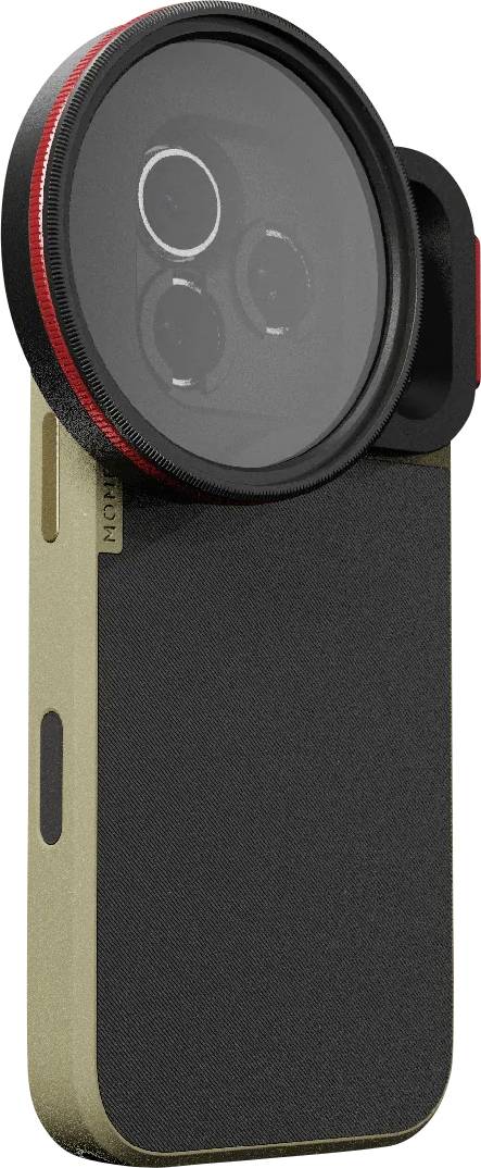 Nahaufnahme einer Smartphone-Kamera-Objektivanbringung auf einer Handyhülle, die ein großes rundes Objektiv mit einem roten Akzentring und einem schwarzen griffigen Gehäuse zeigt.