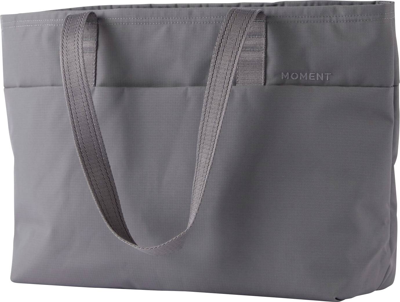 Graue Tragetasche mit langen Stoffgriffen und subtlem „MOMENT"-Logo oben rechts.