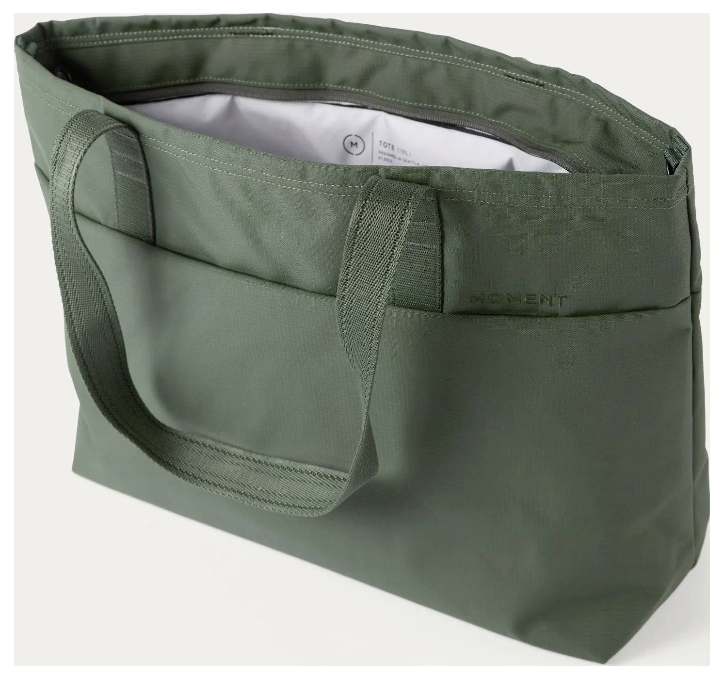 Moment Moment Everything Travel Tote 19L Olive Reisetasche Notebookfach, Wasserdicht-2
