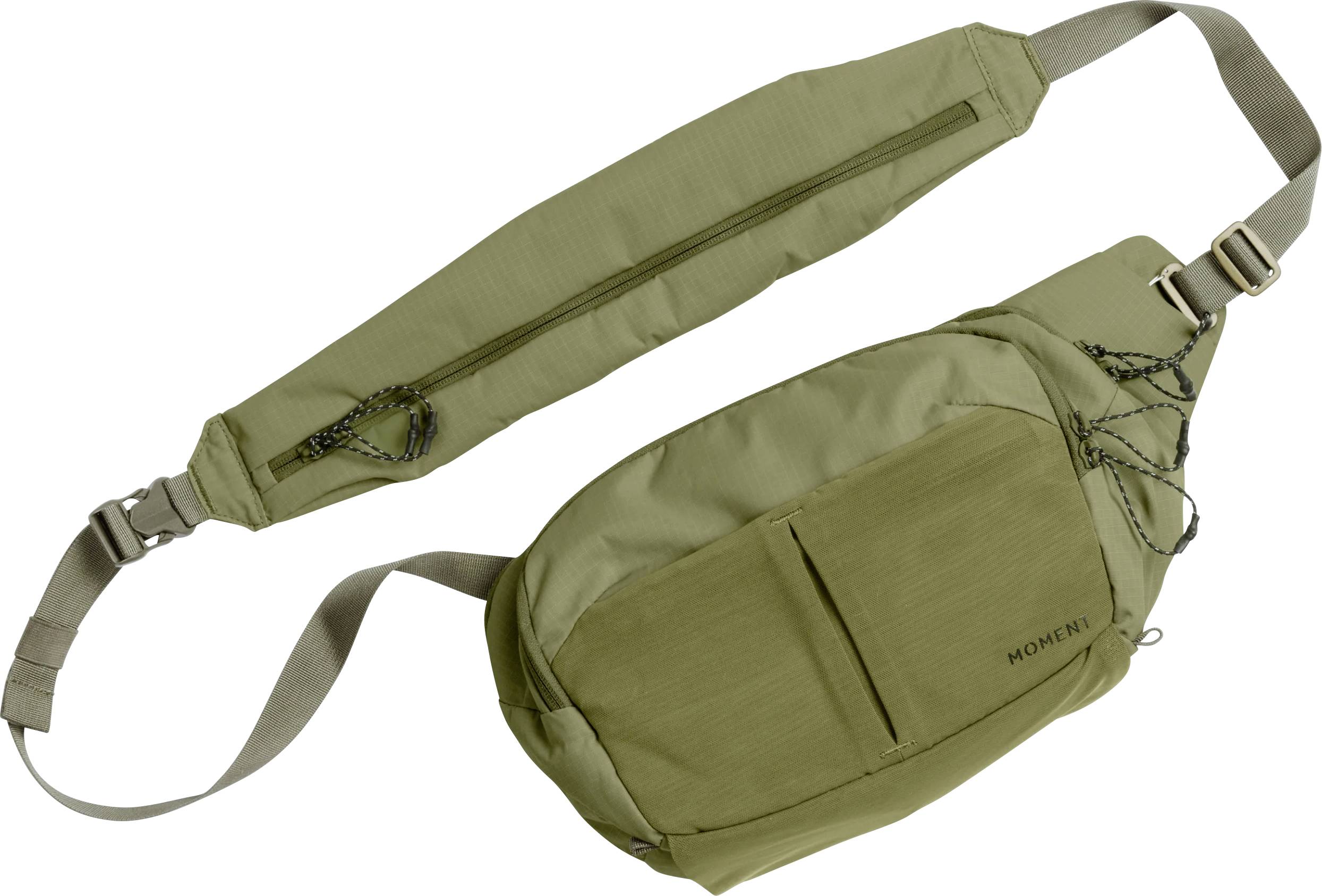 Olivgrüne Schultertasche mit Tragegurt und gepolstertem Schultergurt auf weißem Hintergrund.
