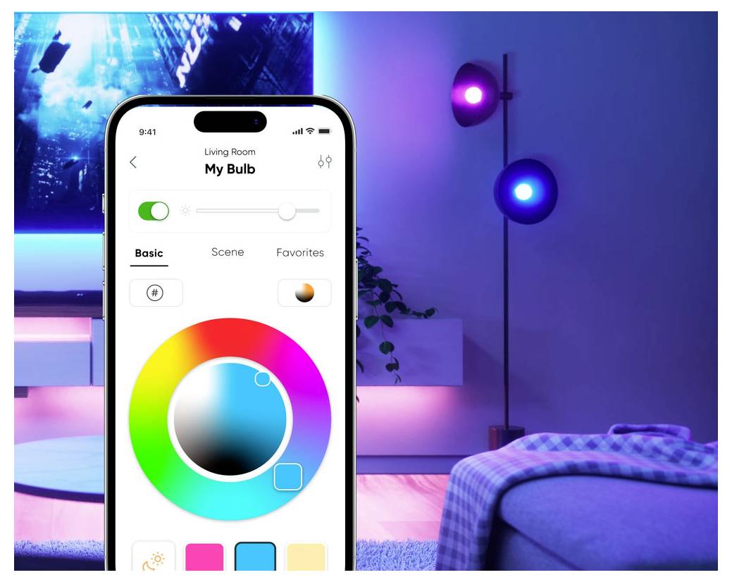 Smartphone-App steuert eine intelligente Glühbirne mit Ein-/Aus-Schalter, Helligkeitsschieber und Farbrad; ein Schlafzimmerlicht leuchtet blau und violett im Hintergrund.
