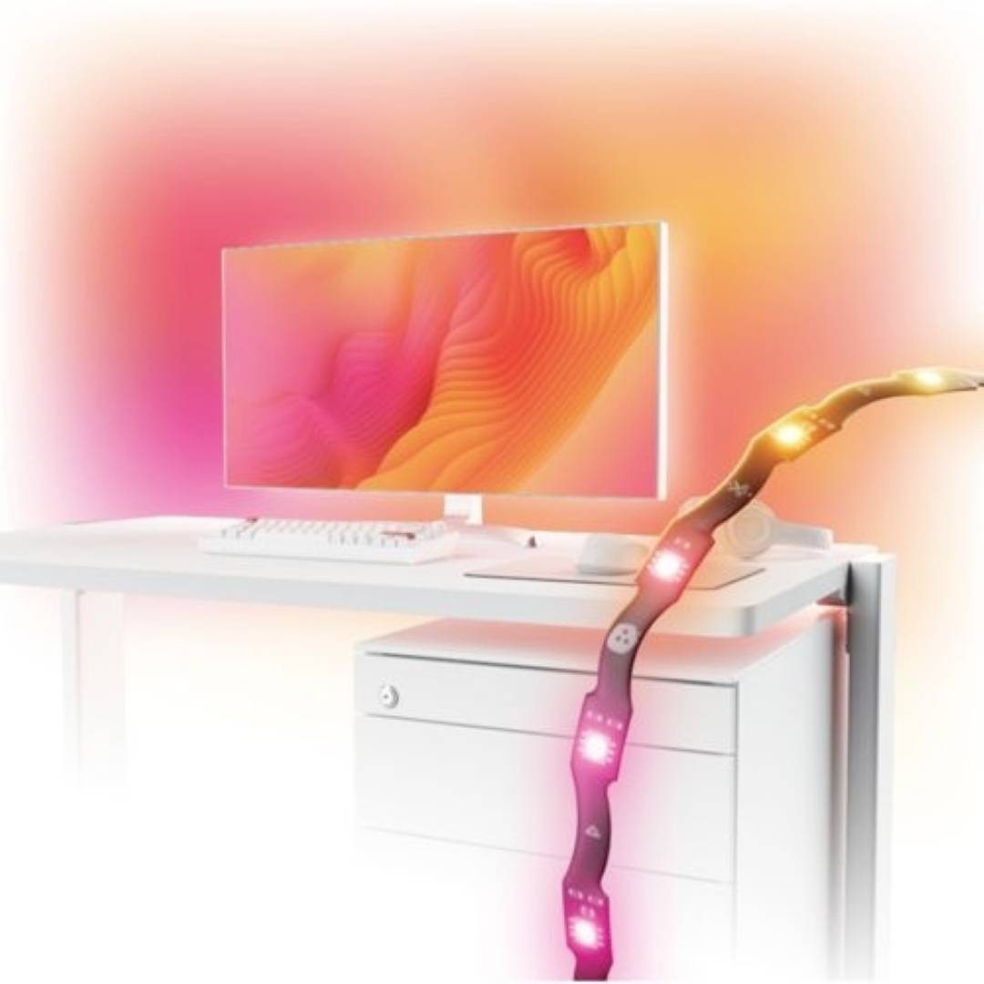 Weißer Schreibtisch mit Monitor und Tastatur; ein leuchtendes segmentiertes Kabel schlängelt sich über die rechte Kante vor einem rosa-orangefarbigen Farbverlaufshintergrund.